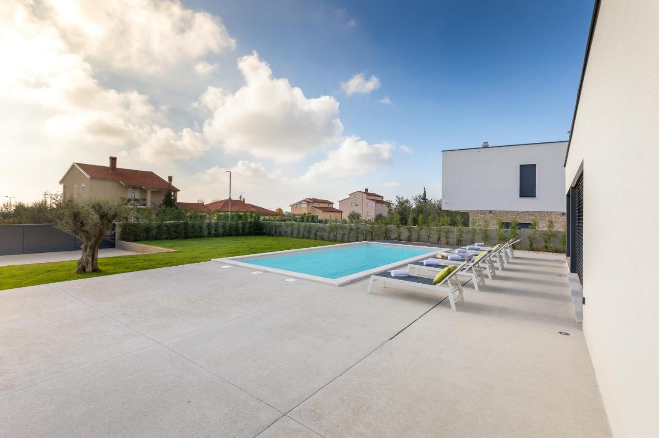 Amazing Private Villa With Outdoor Swimming Pool In 보드냔 외부 사진