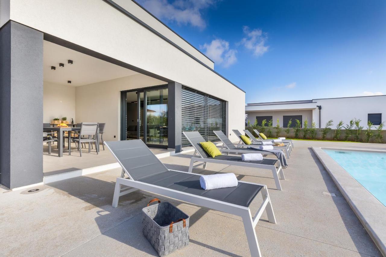 Amazing Private Villa With Outdoor Swimming Pool In 보드냔 외부 사진